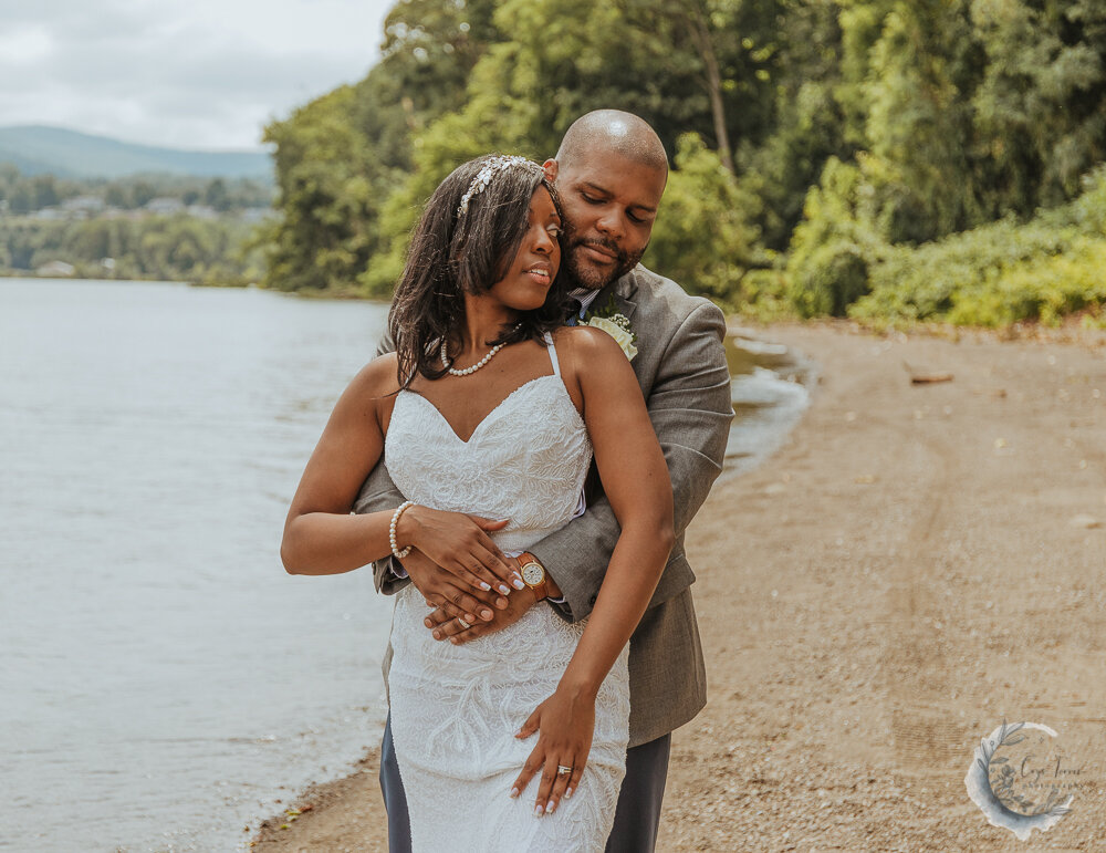 closeup of the groom holding the bride around her waist. Elopement at Plum Point Park