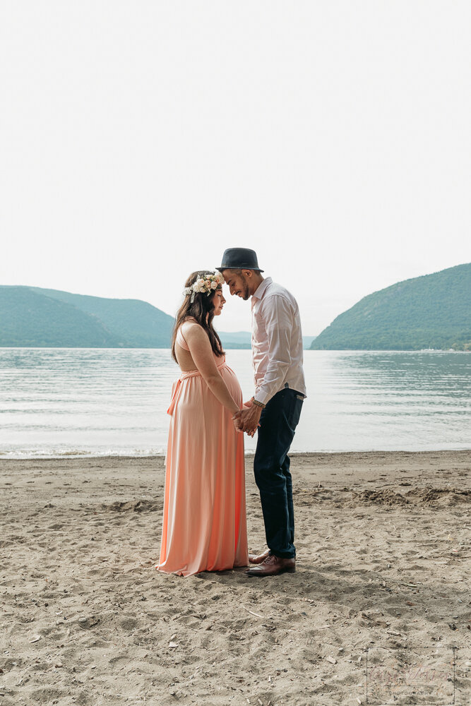 maternity sessio0n on beach plum popint crys torres photos new windsor new york hudson valley photographer